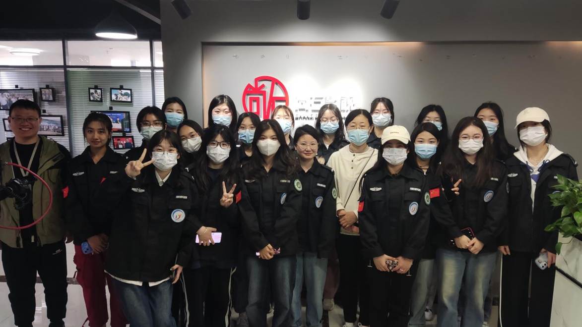 4.实习实训  专业学生赴影视公司参观学习